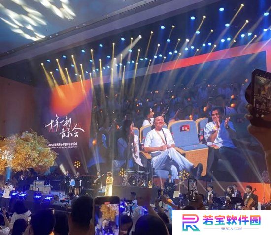 马云现身阿里音乐会，挥手致意引发全场热烈掌声