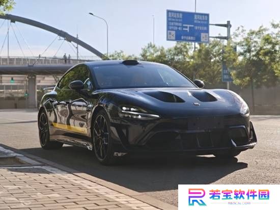 王腾喜提爱车 碳纤维双风道版小米SU7 Ultra