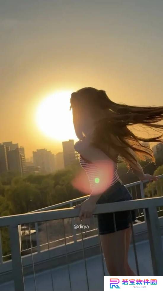 爱玩cos的金发人妻 姿势有点子娇羞的囧图
