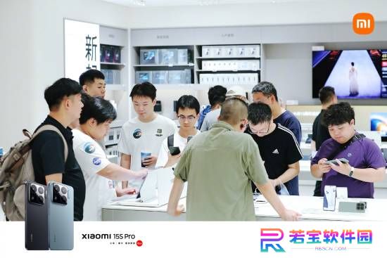 小米15S Pro开售人气火爆！小米之家挤满米粉